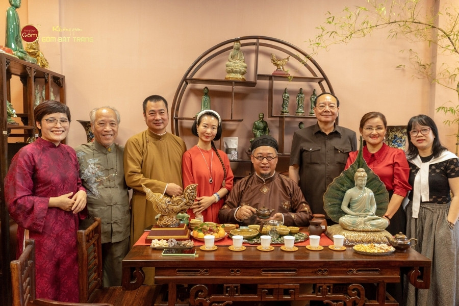 Nghệ nhân trà Nguyễn Cao Sơn chụp kỉ niệm cùng các khách mời trong lễ khai trương