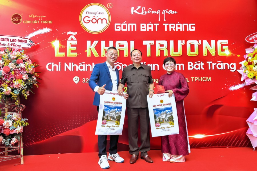 PGS.TS Nguyễn Văn Cường - Nguyên Phó Cục Trưởng Phụ trách Cục HCQT2 Văn Phòng Chính Phủ (Giữa) chụp hình kỉ niệm dự lễ khai trương Không Gian Gốm Bát Tràng