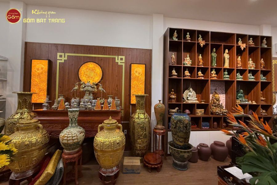 Không Gian Bài Trí Các Vật Phẩm Gốm Sứ và Vật Phẩm Thờ tại Chi Nhánh Nha Trang