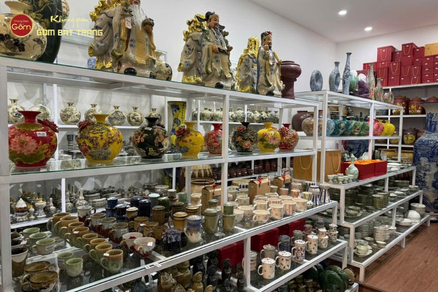 Các Sản Phẩm Gốm Sứ Được Trưng Bày Tại Showroom