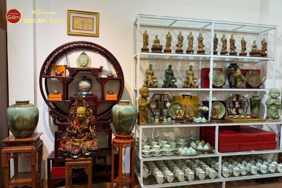 Góc Trưng Bày Không Gian Thờ Cúng Sang Trọng, Chuẩn Mực Tại Không Gian Gốm Bát Tràng Chi Nhánh Nha Trang