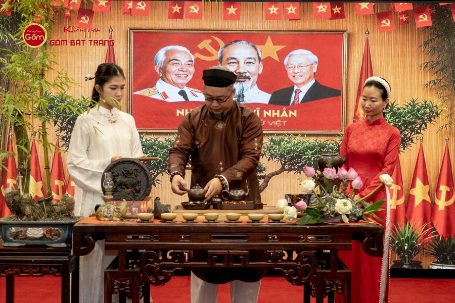 Nghệ nhân trà Nguyễn Cao Sơn trình diễn pha trà