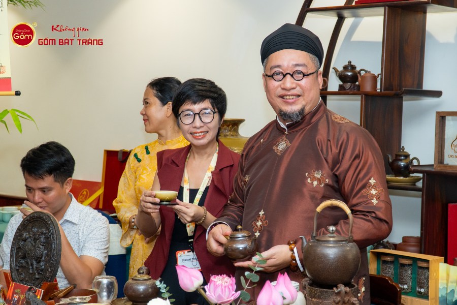 Nghệ nhân trà Nguyễn Cao Sơn cùng ấm chén An Thổ Túc