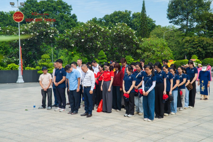 Tập thể cán bộ nhân viên trong phút mặc niệm